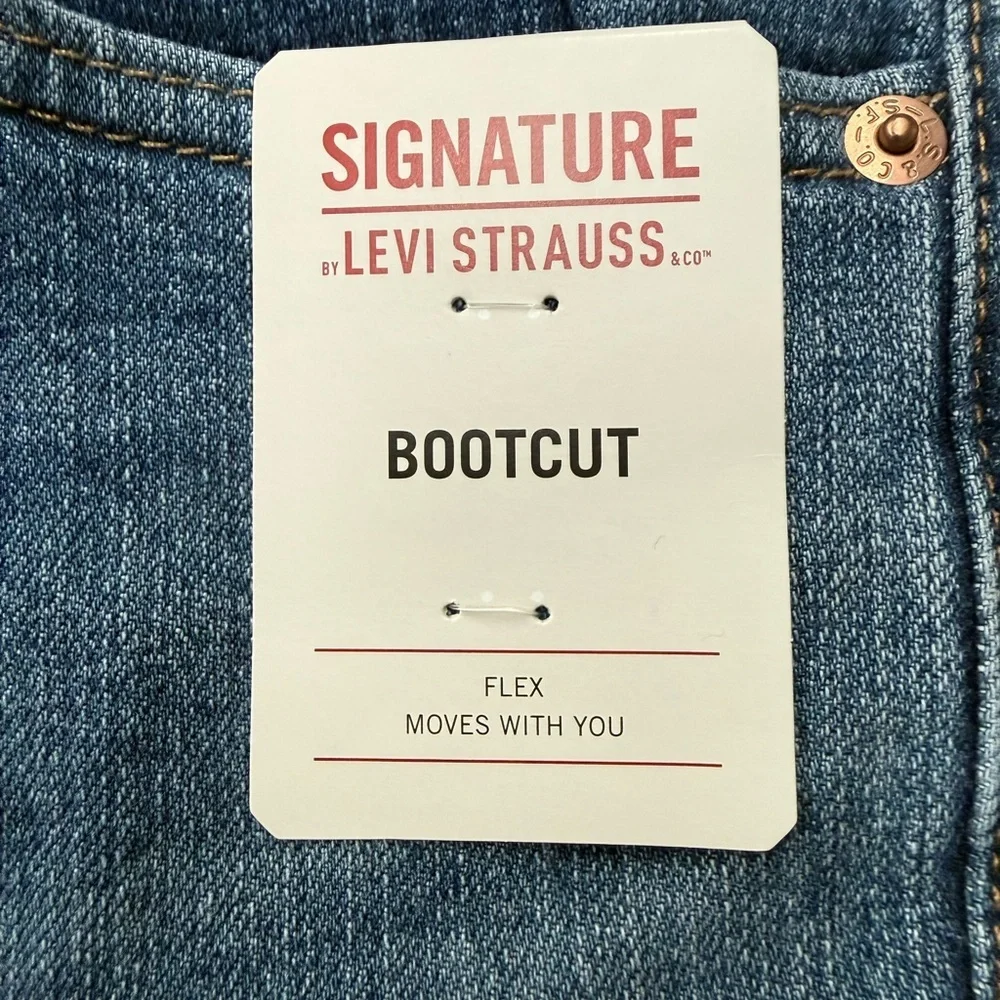 Men’s Signature Levi Strauss bootcut denim jeans NWT Size 34 x 32